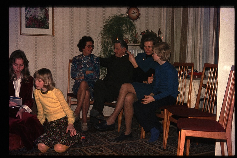 35.Regensburg dec 1974 Rino,Ilse,Mama,Petra,Marion,Peter.JPG